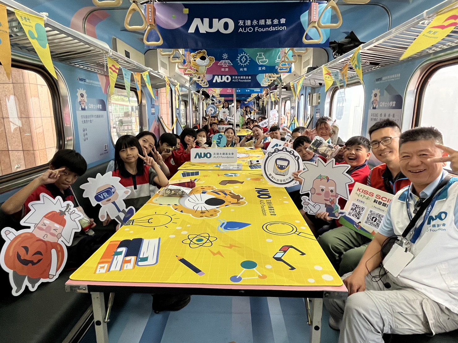 永續基金會參與「臺灣科普環島列車」，設計基礎科學車廂課程，以「淨零碳排和永續能源」為主題，讓學生透過創意實驗認識淨零知識，以及思考生活中的減碳行為