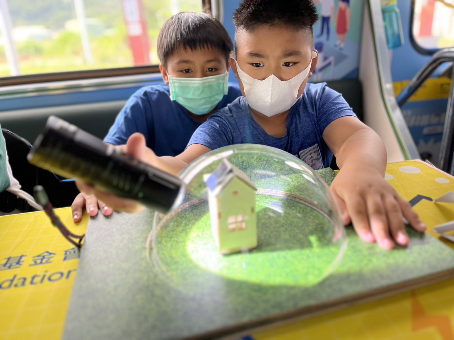 參與基礎科學主題車廂，以STEAM教學精神，設計「逐日科學家」、「太陽能工程師」以及「淨零建築師」三大能源科普課程和實驗