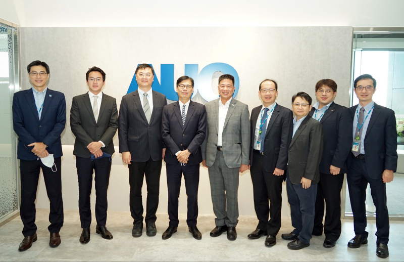光電前進亞灣成立「AUO解決方案研發中心」，作為多元場域解決方案研發及試驗場域（圖中左為高雄市長陳其邁、圖中右為光電董事長彭双浪）